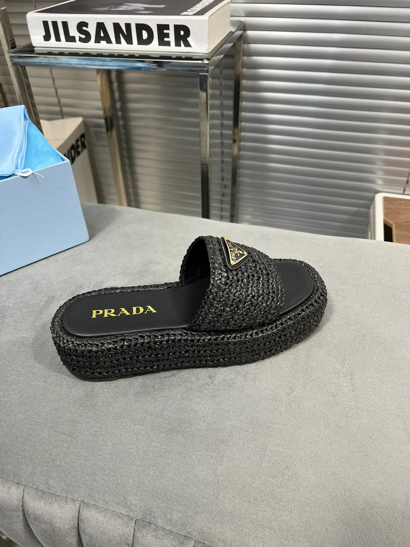 👟👟Ex-factory price 420👟👟 Prada’s new woven shoes and straw slippers! This year's popular straw series, lazy people's must-have slippers, look so good on your feet! ●Material: original uniform grass weave ●Inner padding: sheepskin lining ●Outsole: rubber outsole ●Number of yards: 35～40 (40 41 customized)